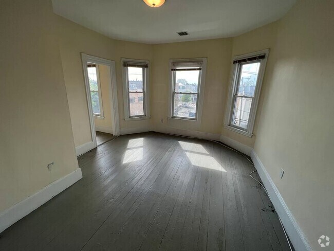 Building Photo - 14 Warren St Unit 2 Rental
