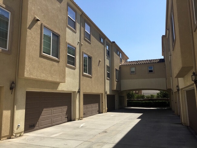 Building Photo - Quiet Otay Ranch townhouse, 3bed/3bath now...
