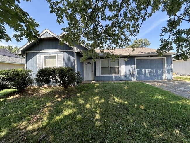 Building Photo - 481 Village Ln