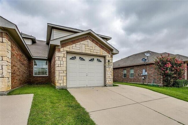 Photo - 3 Bedroom Townhome for rent in Burleson