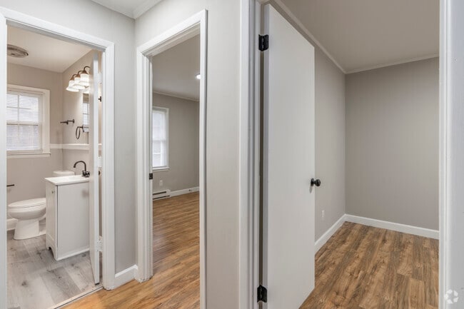 2BR, 1BA - 750SF - Bedrooms & Bathroom