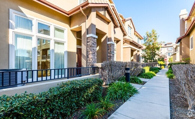 Building Photo - Lovely & Spacious Townhouse | High Ceiling...