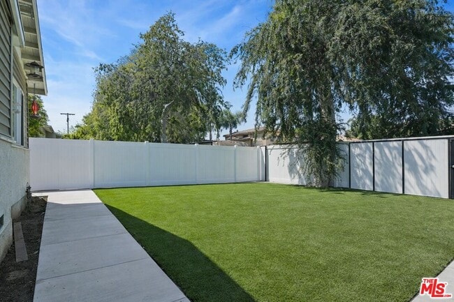 Photo - 13842 Hamlin St