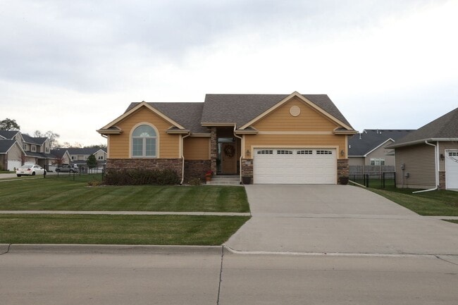 Photo - 303 SW Springfield Dr