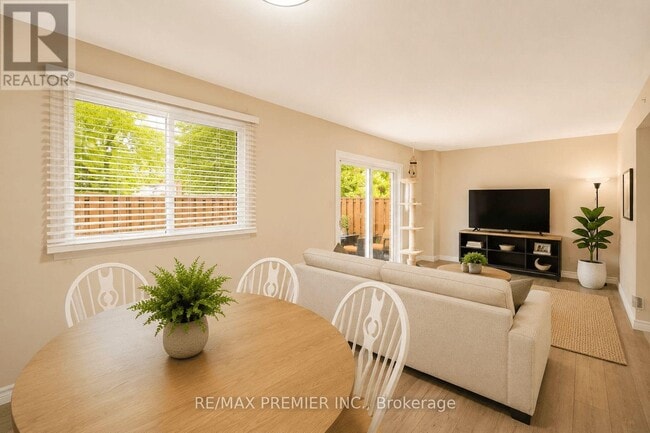 Photo - 476 Kingscourt Dr