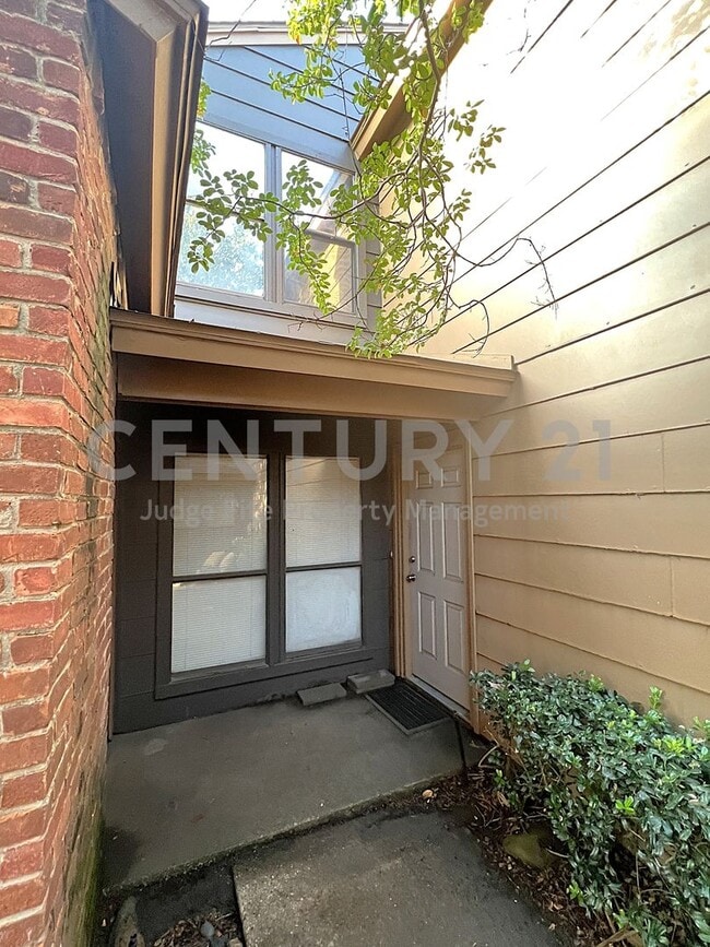 Building Photo - Charming 2-Story 2/2/2 Townhome in Irving!