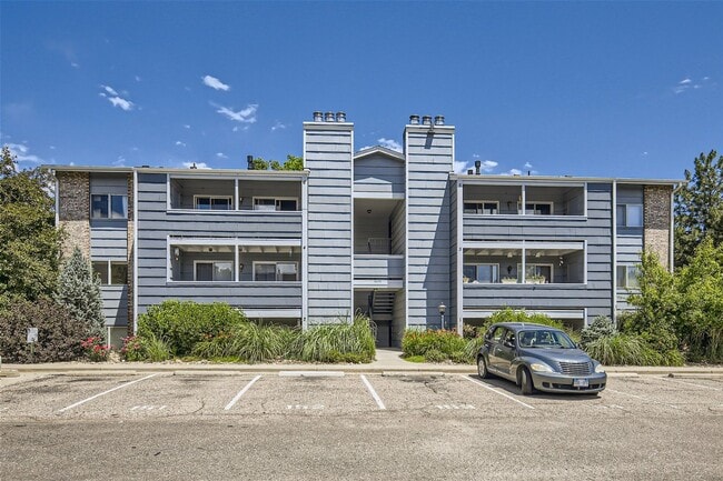 Building Photo - Updated 2 Bed 2 Bath Hunter Creek Condo W/Community Pool