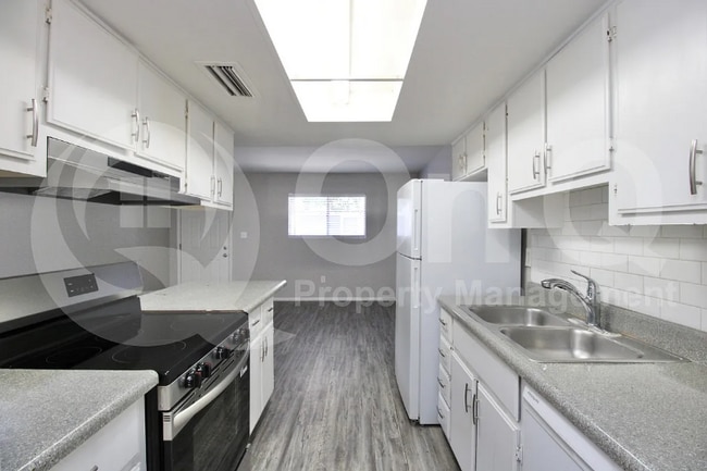 Photo - 3002 E Waltann Ln Unidad 4