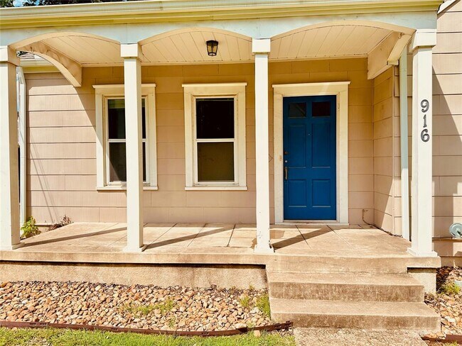 Photo - 916 E 37th St