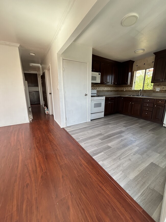 Pasillo y cocina - 1156 N Chicago St Unidad 4