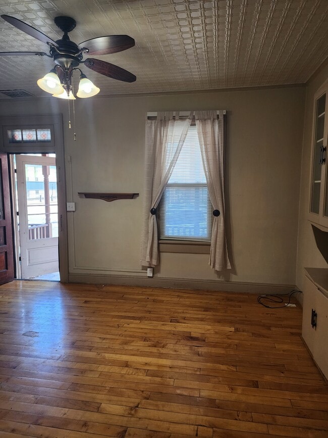 Photo - 1593 White St