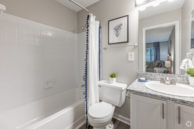 2BR, 2BA - 1,000SF - B2 - Secondary Bathroom