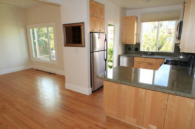 Kitchen / Living Room - 1538 Treat Ave Apartamentos