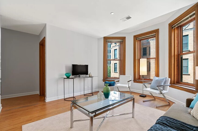 Building Photo - Chic 1-Bed Condo with Hardwood Floors in Prime Chicago Location!