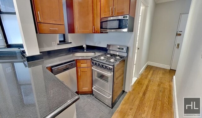 Building Photo - Mott Street