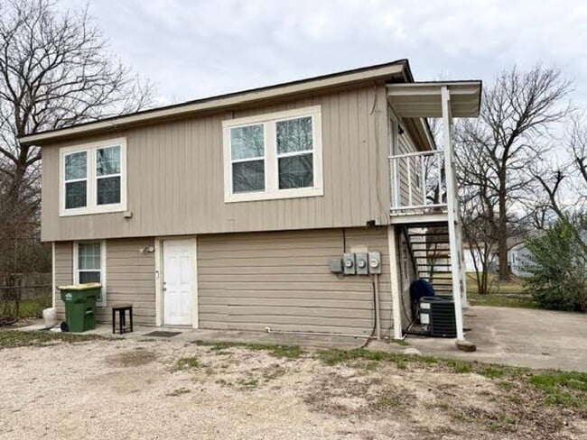 Building Photo - La Clede Properties Unit 608 LaClede St.  B (upstairs)