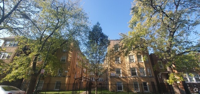 Building Photo - 4824 N Avers Ave Unit 2W Rental