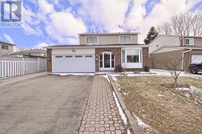 Photo - 243 Centre St N