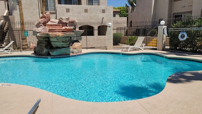 Building Photo - Henderson 2 Bed/2 Bath Condo with Communit...