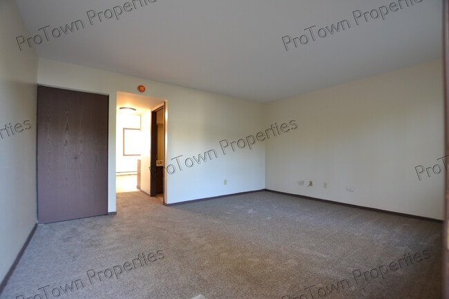 Photo - 636 Meadowood Ln