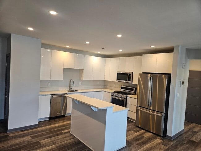 Building Photo - 145 Newbury Ave Unit 8