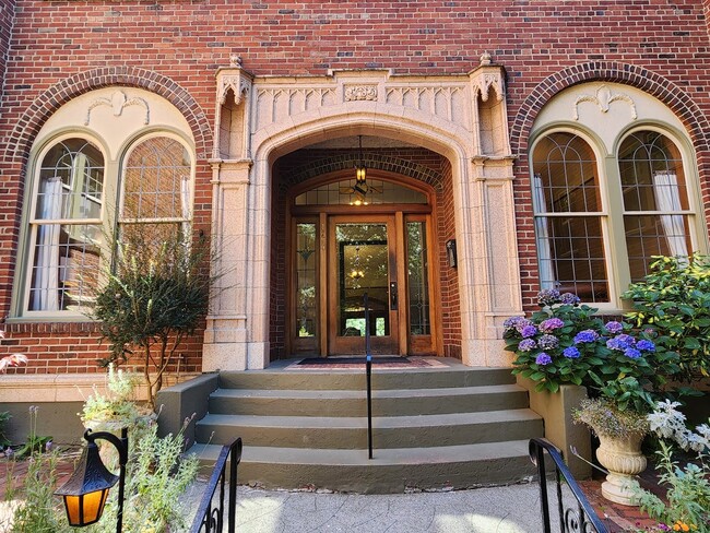 Building Photo - Queen's Court | A/C + Den | Renovated Kitc... Unit 111 Rental