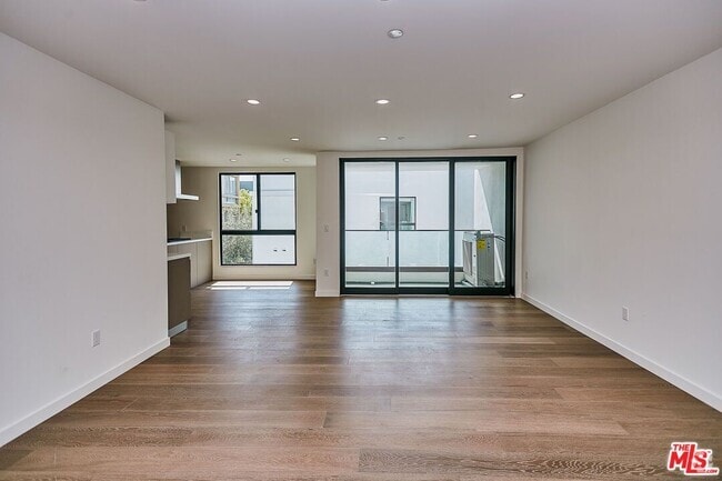 Building Photo - 328 N Maple Dr Rental