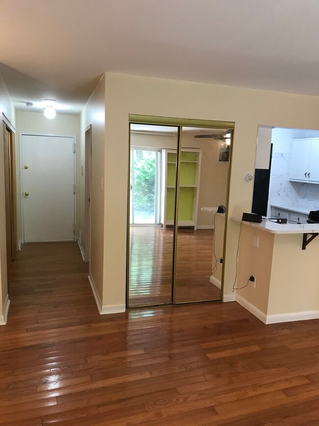 ENTRY - 226 Catharine St Unit 1st floor