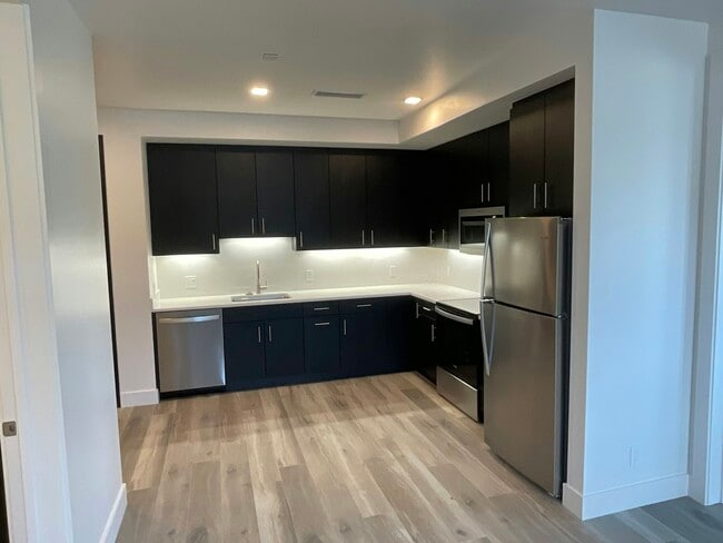 Building Photo - 2051 Cross St Unit 206