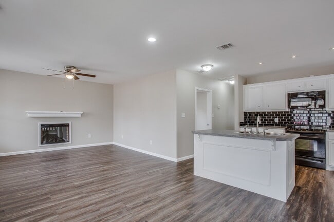 Photo - 4 Bed, 2 Bath in South Overton! Unit Front