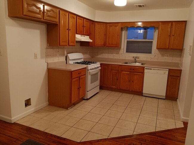 Building Photo - 23 High St Unit 2nd Floor