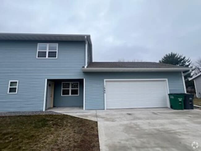 Building Photo - 3 Bedroom Duplex Rental
