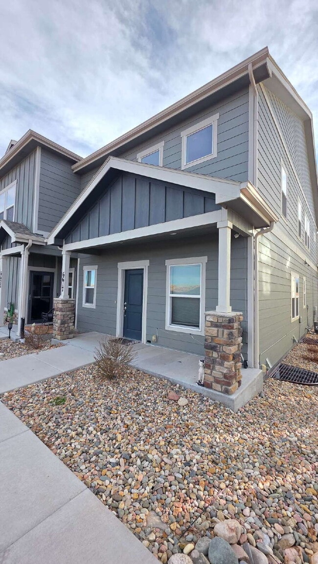 Building Photo - Lorson Ranch 5 bedroom Townhouse near military bases
