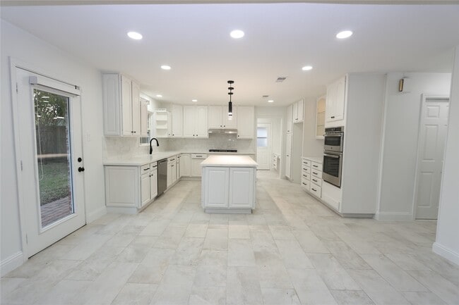 Building Photo - 4839 McDermed Dr