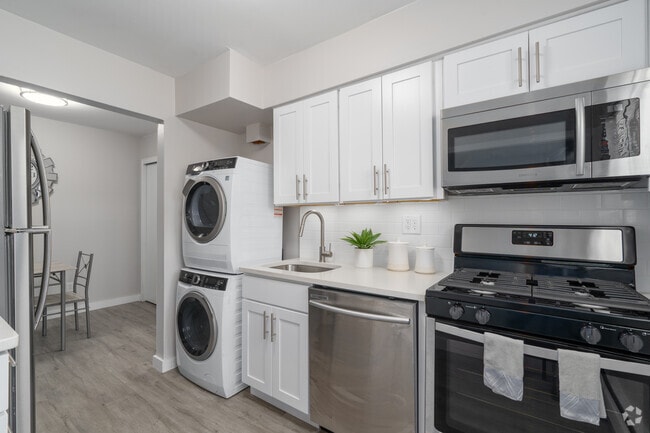 1BR, 1BA - 650SF - Kitchen - Allen Gardens Apartments