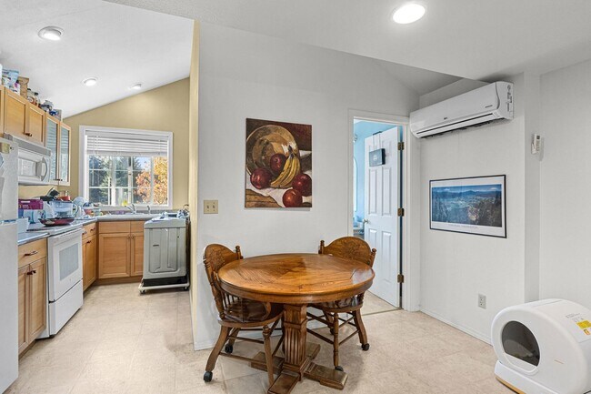 Photo - 1005 N 3rd St E