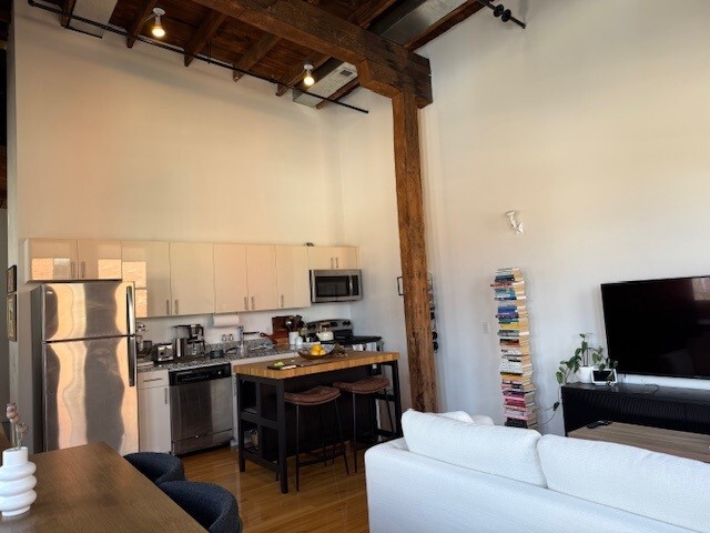 #401 ÁREA DE ESTAR/COCINA - Brass Building Lofts