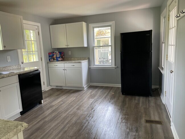 Photo - 99 Tillotson St