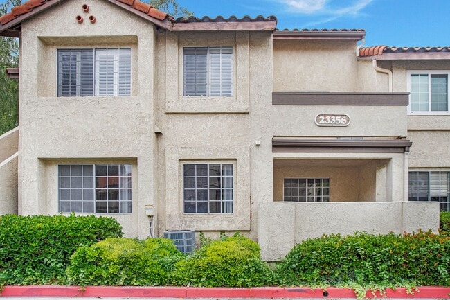 Building Photo - Beautifully Renovated 2 Bedroom 2 Bath Condo