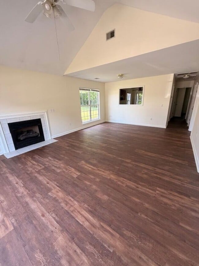 Photo - Beautiful and spacious! Ready for move in!