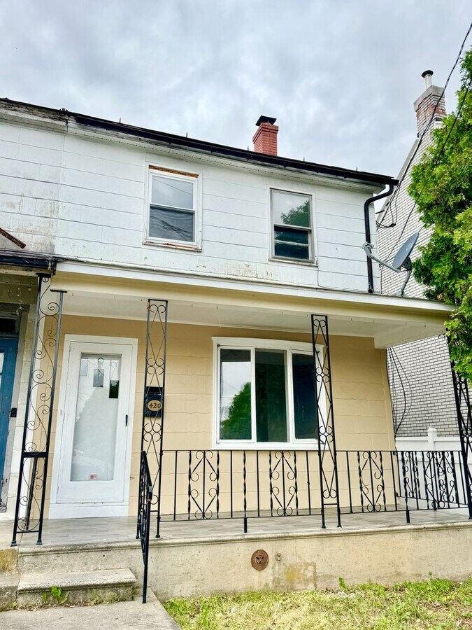 FOUR Bedroom ONE and ONE HALF BATH ROW! - FOUR Bedroom ONE and ONE HALF BATH ROW! House