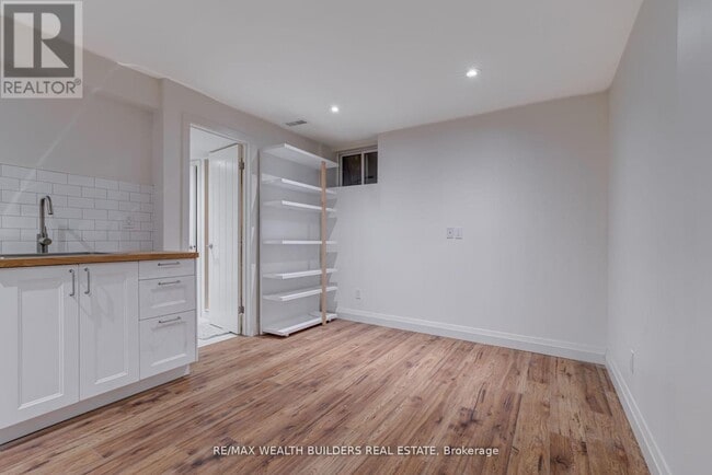 Photo - 172 Indian Rd Crescent Unité Lower