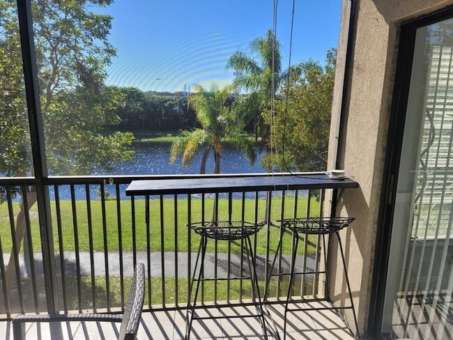 Photo - 2200 S Cypress Bend Dr Unidad 308