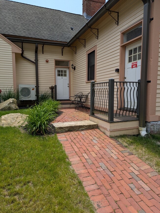 Building Photo - 352 Manchaug Rd Unit 1 Rental