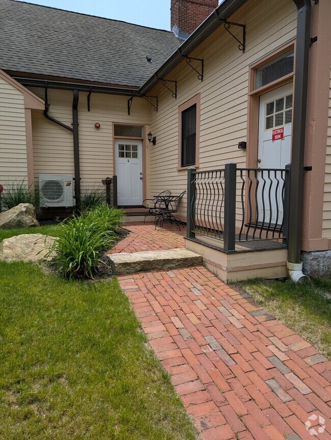 Building Photo - 352 Manchaug Rd Unit 1 Rental