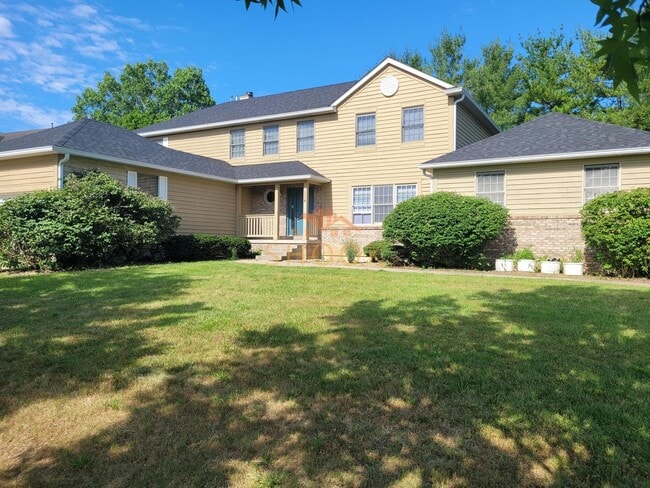 Building Photo - Large 3 BR Townhome/Condo - Available mid June