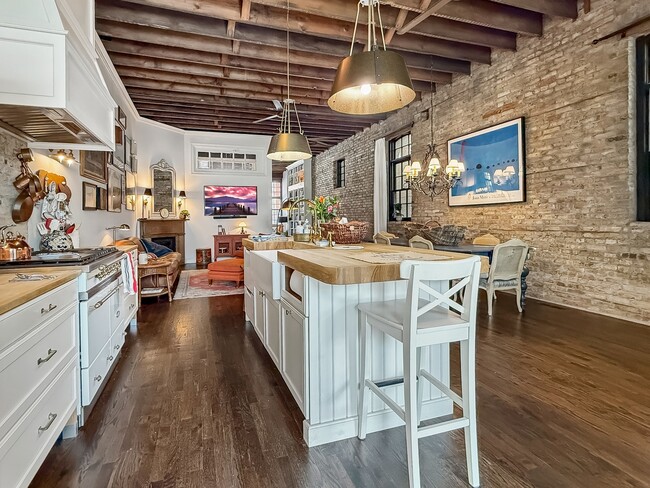 Photo - 1917 W Belmont Ave