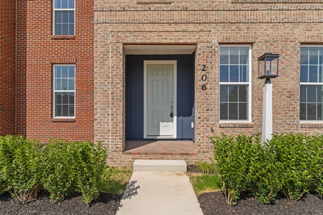 Photo - 206 Oliver Way