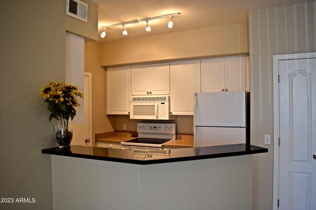 Photo - 1701 E Colter St Unidad 185