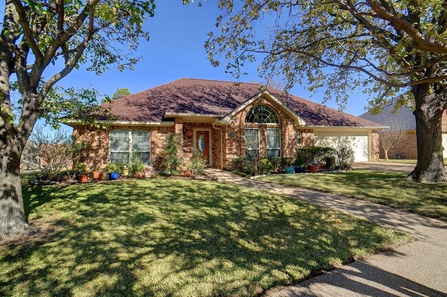 Building Photo - Beautiful Benbrook Home on Quarter Acre